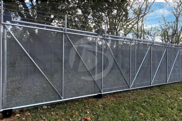 Chainlink slide gate with barbwire on top